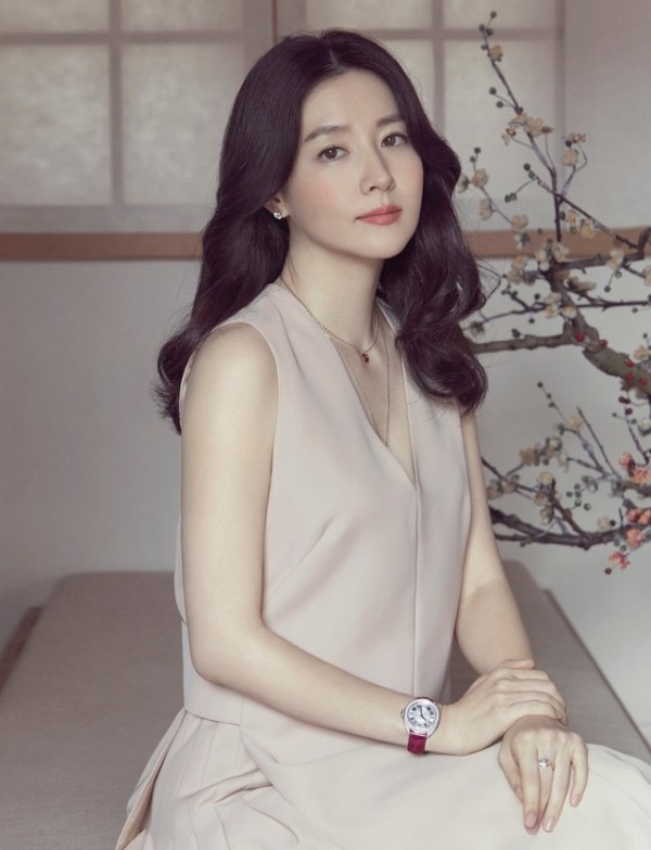 Vẻ đẹp thanh cao, sang trọng và khí chất hơn người của Lee Young Ae.