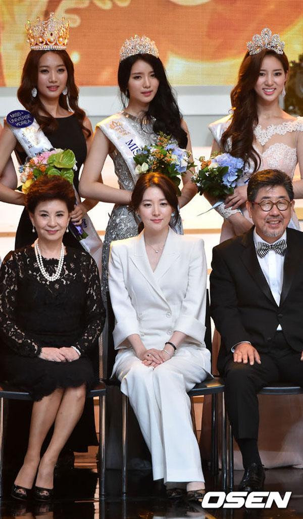 Trong đêm chung kết Miss Korea 2015, Lee Young Ae (hàng ngồi, chính giữa) được nhiều người khen ngợi còn đẹp hơn cả hoa hậu Hàn Quốc (hàng đứng, ngoài cùng bên trái).