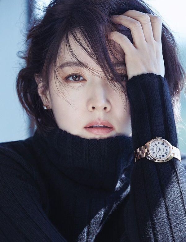 Làn da mịn màng, săn chắc và chưa có nhiều dấu hóa ở tuổi 44 của Lee Young Ae.