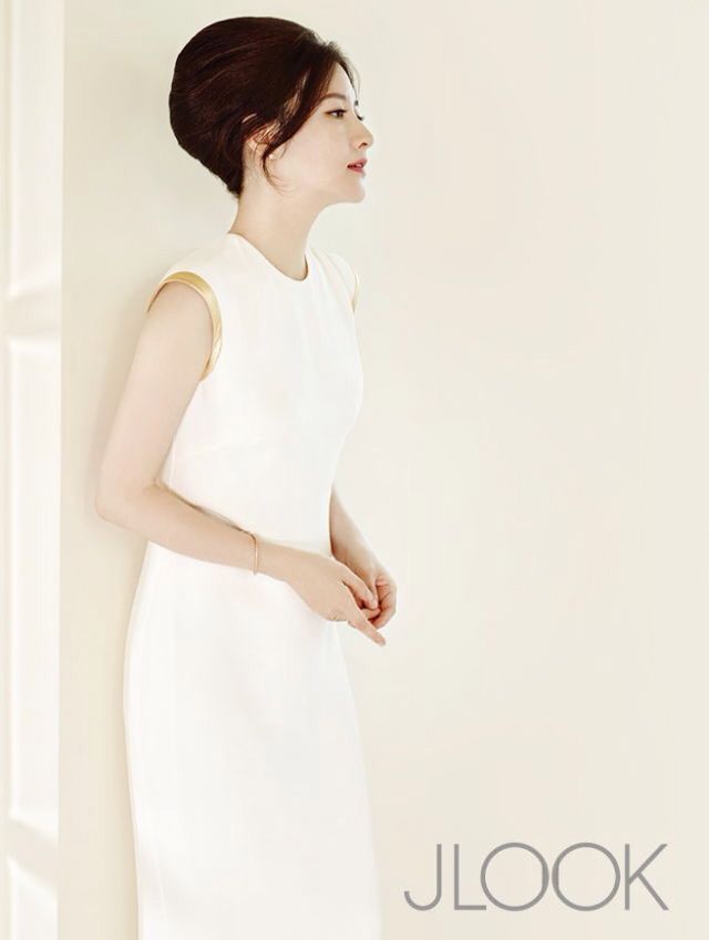 Ngoài khuôn mặt xinh đẹp, Lee Young Ae còn sở hữu vóc dáng thon gọn, trẻ trung dù đã là mẹ của một cặp song sinh.