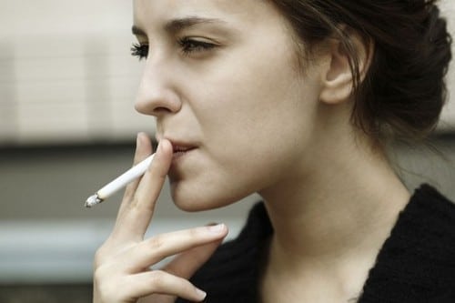 Thói quen hút thuốc lá sẽ khiến các bác sĩ không đồng ý cho bạn phẫu thuật thẩm mỹ.