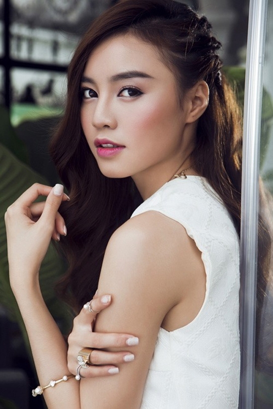 Nhờ có phấn tạo khối và  áp dụng cách trang điểm có chiều sâu, khuôn mặt của Ninh Dương Lan Ngọc dường như thon gọn và quyến rũ hơn rất nhiều.
